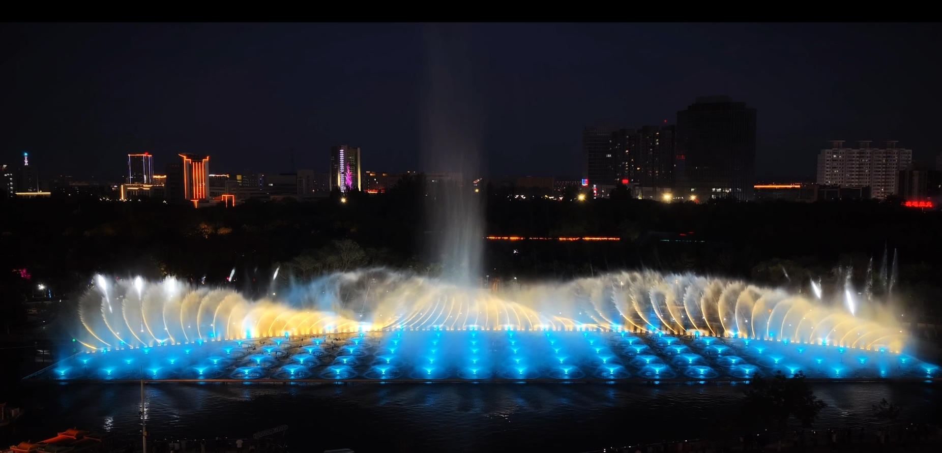 Synchronizing light, sound, and fluid dynamics.
